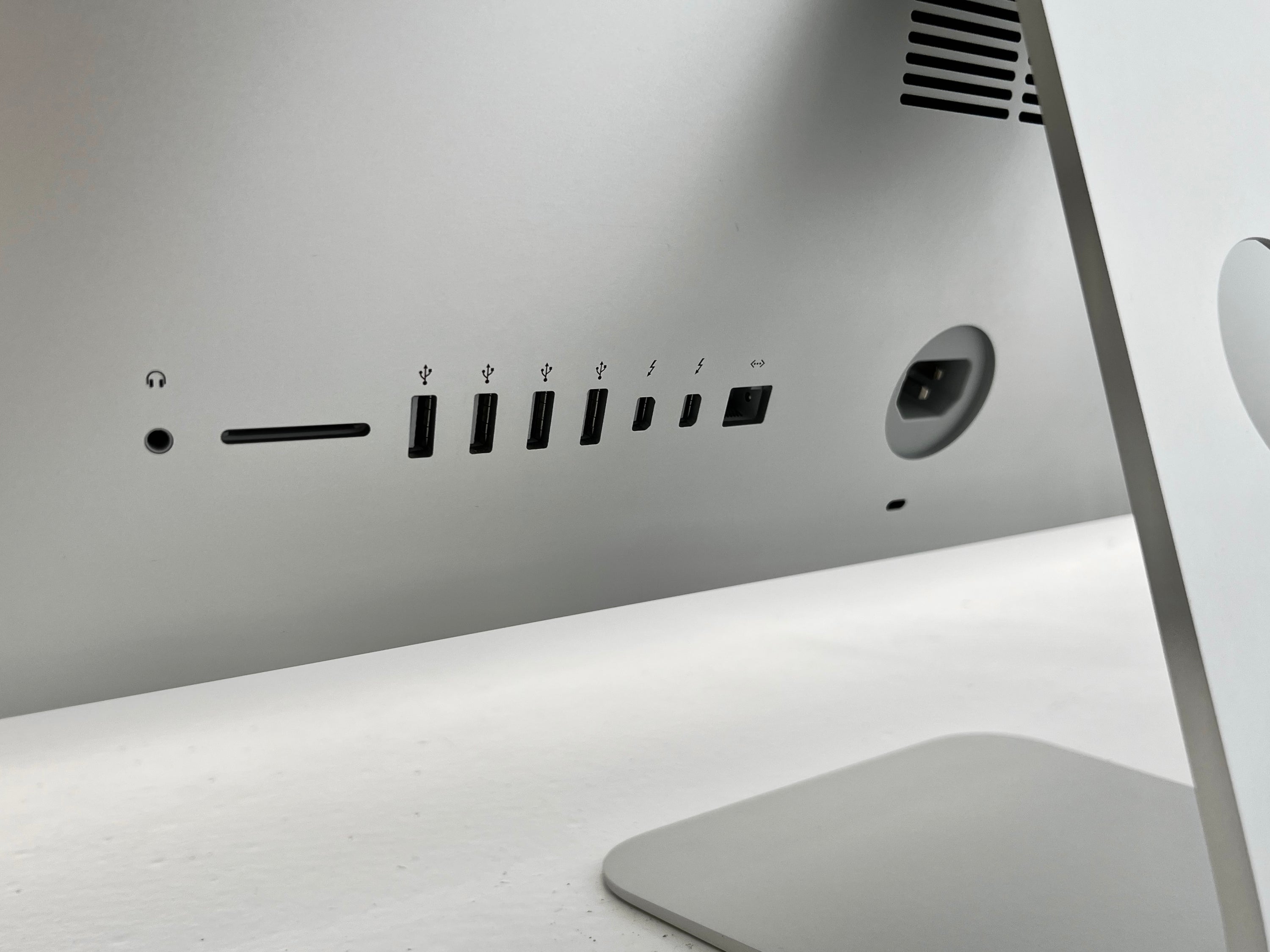Apple iMac 21.5" – (Late 2015)