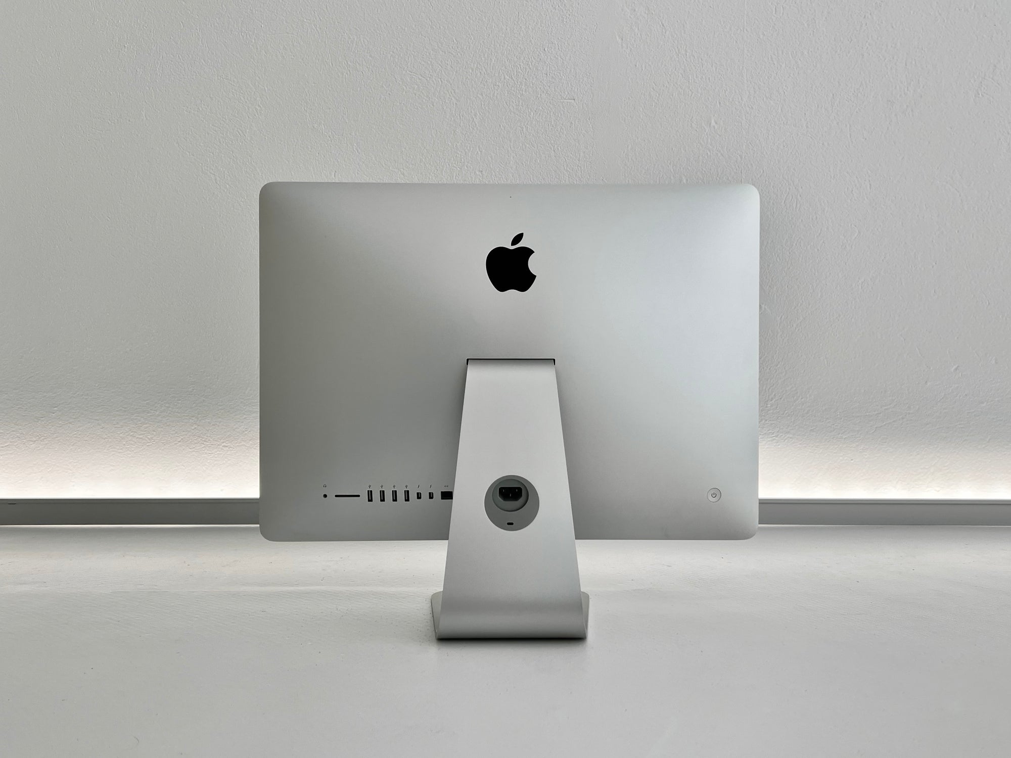 Apple iMac 21.5" – (Late 2015)