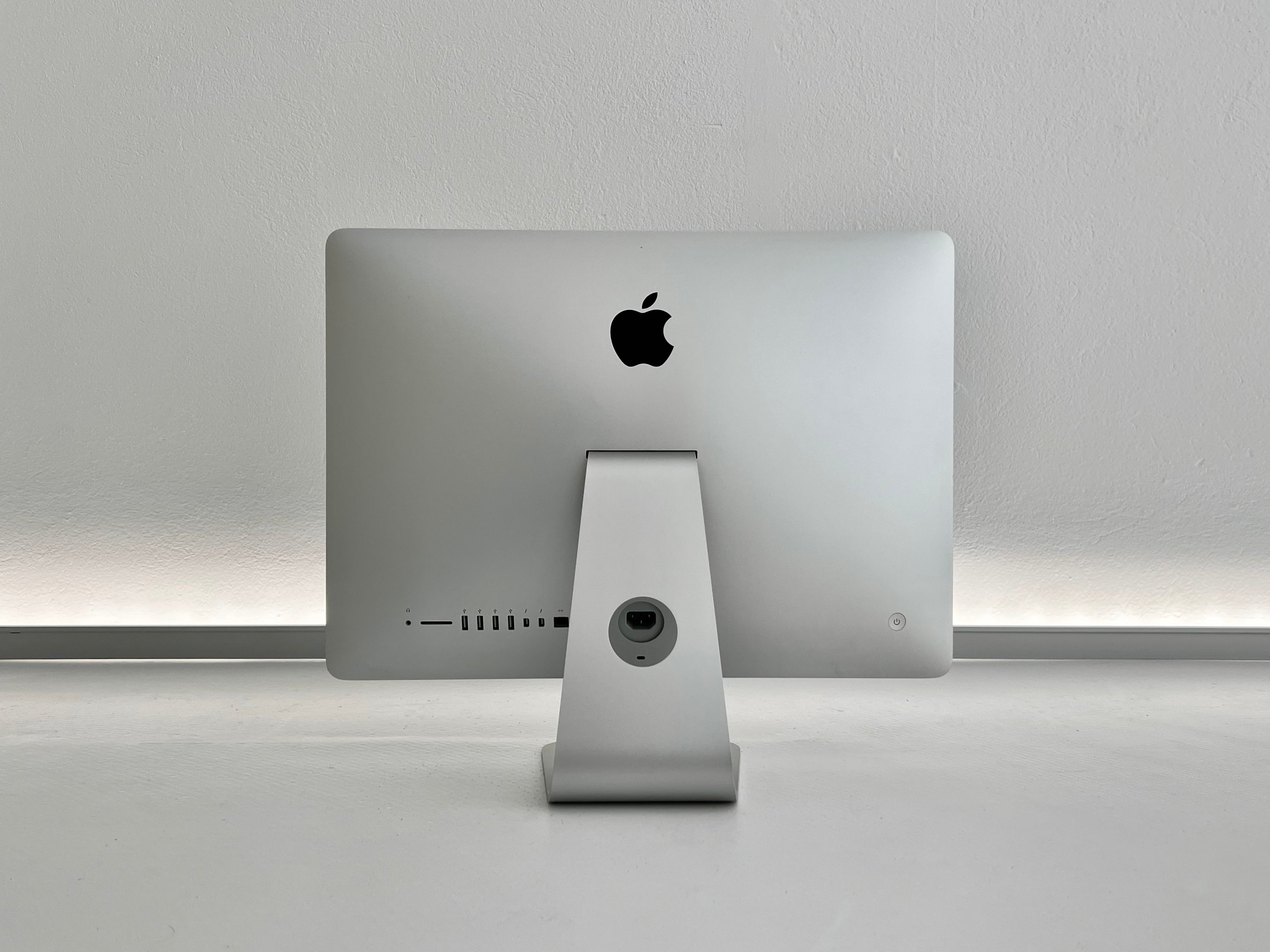 Apple iMac 21.5" – (Late 2015)